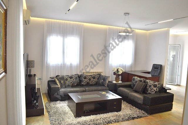 
Apartament 1+1 me qira ne rrugen 3 Vellezerit Kondi, prane shkolles Viktor Hygo ne Tirane.
Shtepi